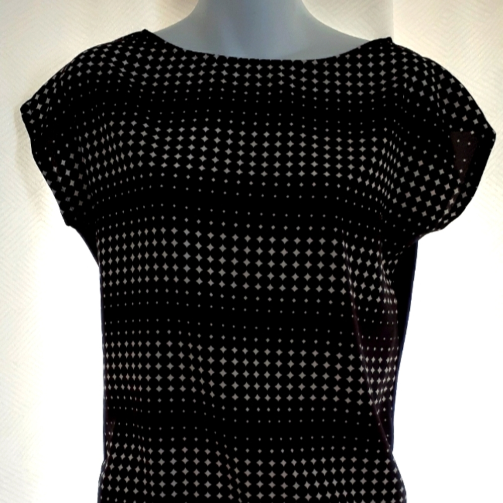 New York & Company Black Patterned Cap Sleeve Top